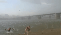 러시아 해변 우박 스케일.gif