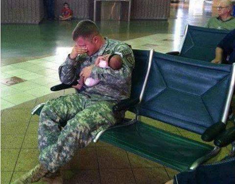 갓 태어난 아이를 두고 파병가는 군인 사진.jpg