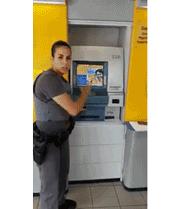 요즘 누가 ATM기 카드 투입구에 복제기를 붙여요?.gif