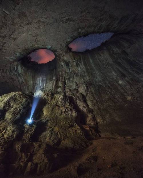 신의 눈이라 불리는 불가리아의 동굴.jpg