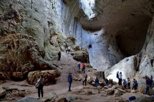 신의 눈이라 불리는 불가리아의 동굴.jpg