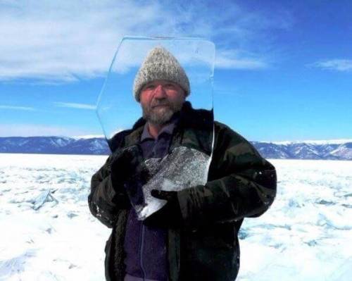 바이칼 호수의 얼음.jpg
