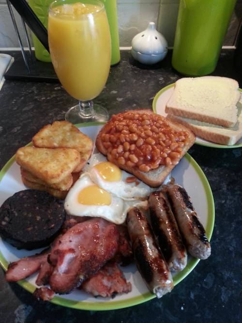 이것이 풀장착된 영국 아침식사다.jpg