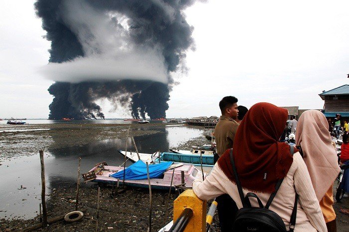 황당한 인도네시아 원유 유출 사고.jpg