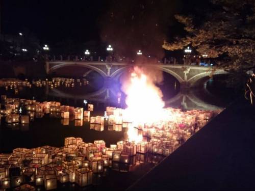 일본의 흔한 등불축제.jpg