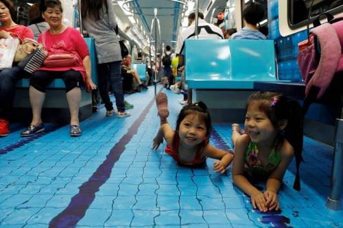 대만 지하철 바닥.jpg