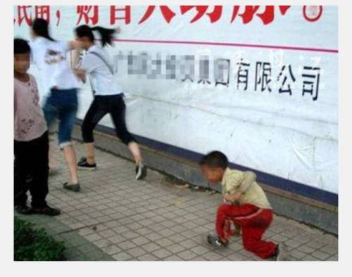 중국의 앵벌이 여자아이와 한 여자.jpg