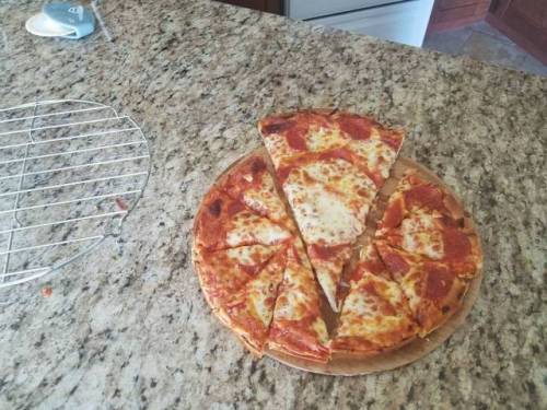 피자 한조각씩 나누자.jpg