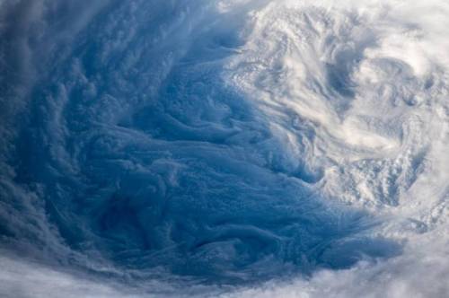 나사가 공개한 일본으로 향하는것이 유력한 슈퍼태풍 '짜미'.jpg