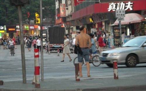 중국 정부가 고치려고 애쓰지만 안 고쳐지는 여름 습관