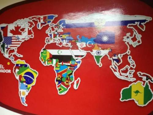 남미의 체육관에서 발견된 세계지도.jpg
