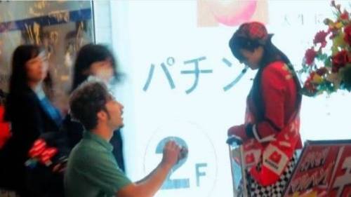 일본에서 닥치는대로 프로포즈 하는 외국인