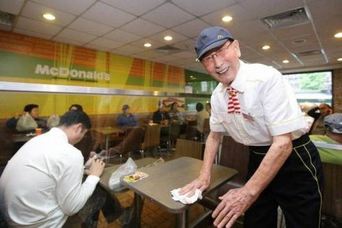 한국 맥도날드 최고령 91세 크루.jpg