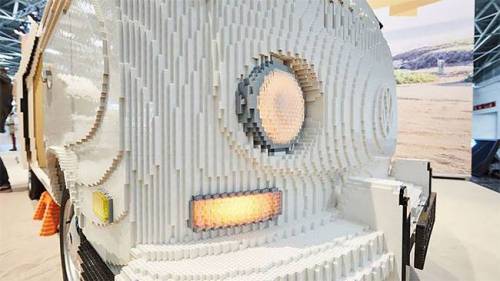 40만 개의 레고 블록으로 제작된 캠핑카.jpg