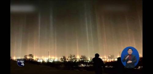 캐나다 상공에 나타난 빛의 기둥.jpg