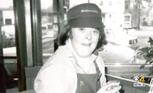 맥도날드에서 32년간 감자튀김만 조리해온 장인의 은퇴식.jpg