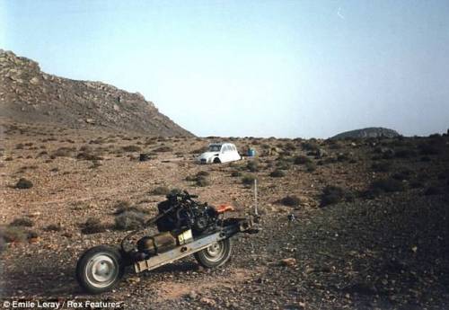 사막에서 차가 망가진 프랑스인의 사막 탈출 방법.jpg