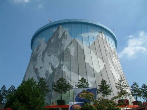 원자력발전소 건물을 개조한 놀이공원.jpg