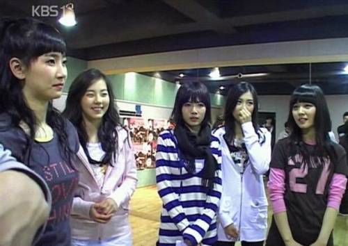 멤버 5명 중 3명이 초졸인 상태에서 데뷔했던 걸그룹