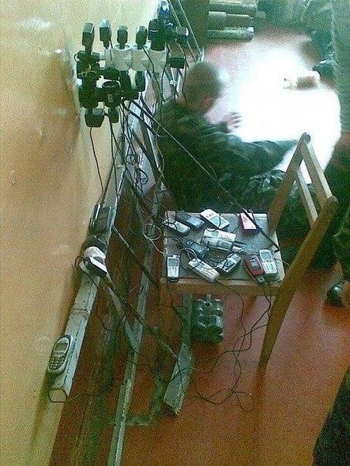 [스압] 러시아 군인들 휴대폰 충전하는법을 알아보쟈