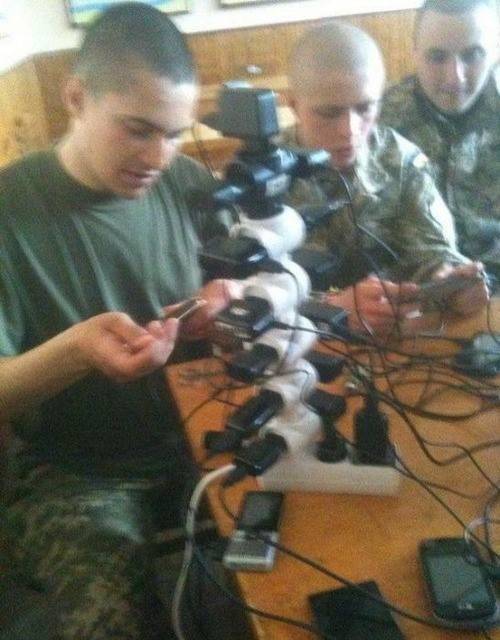 [스압] 러시아 군인들 휴대폰 충전하는법을 알아보쟈