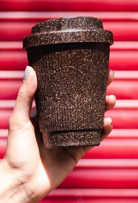 커피 찌꺼기로 만든 일회용 컵.jpg
