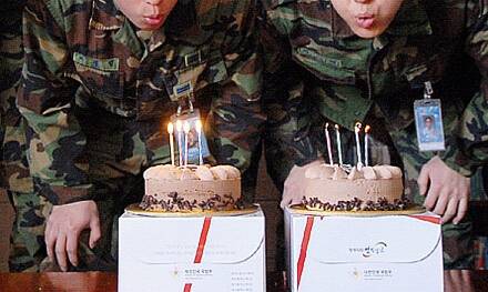군대 생일자들이 받는 쌀케잌.jpg