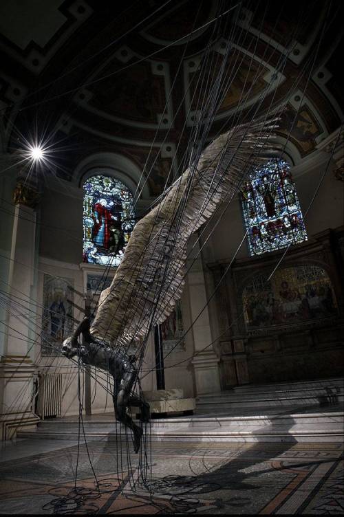 런던의 한 교회에 있는 루시퍼 동상.jpg