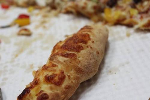 주위에서 특이하다는 소리 듣는 피자 끝부분 먹는법