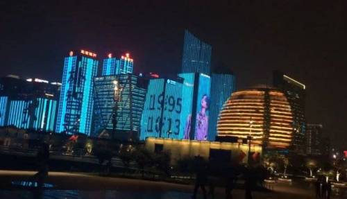 방탄 지민 생일로 중국 34개 건물에 띄워진 축하 메세지.jpg
