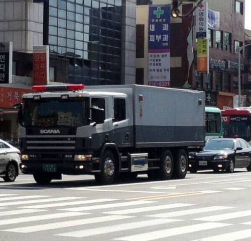 한국에서 가장 비싼걸 운송하는 차.jpg