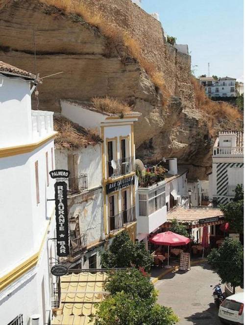 스페인의 바위를 지붕삼아 사는 마을.jpg