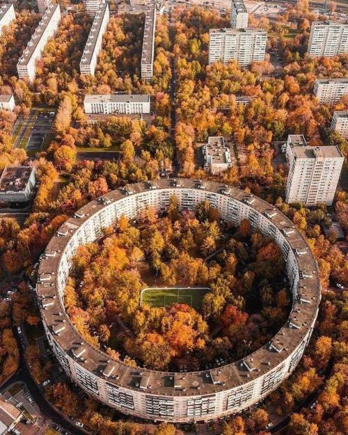 모스크바에 있는 원통형 아파트.jpg