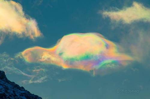 사진작가 Svetlana Kazina가 시베리아에서 촬영한 무지개빛 구름