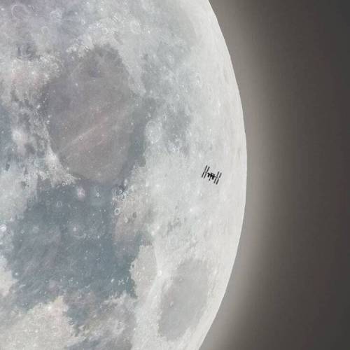 달 앞을 지나는 우주정거장.jpg