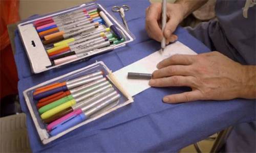 [스압] 메스 대신 색연필을 든 외과의사