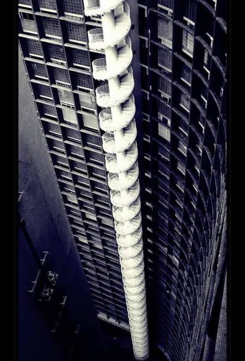 브라질 한 건물의 비상계단.jpg
