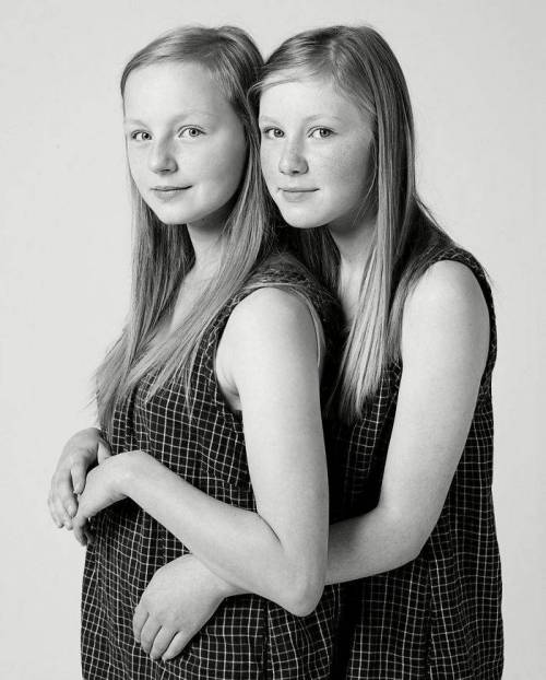 [스압] 어느 사진작가가 발견한 쌍둥이 수준의 타인.jpg