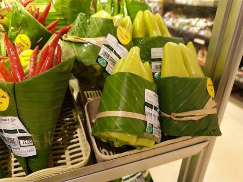 태국의 한 슈퍼마켓에서 채소를 포장하는 법.jpg