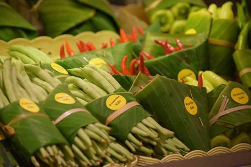 태국의 한 슈퍼마켓에서 채소를 포장하는 법.jpg