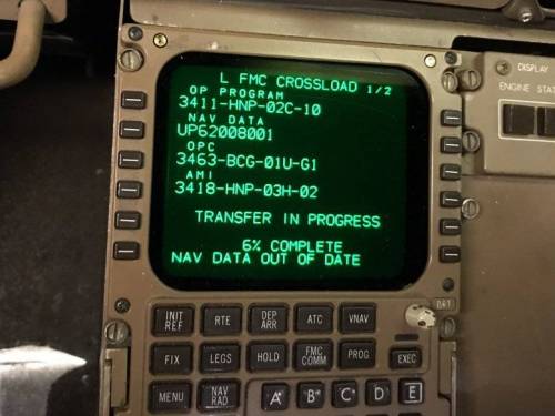 767 비행 컴퓨터의 항법 데이터 교체.jpg