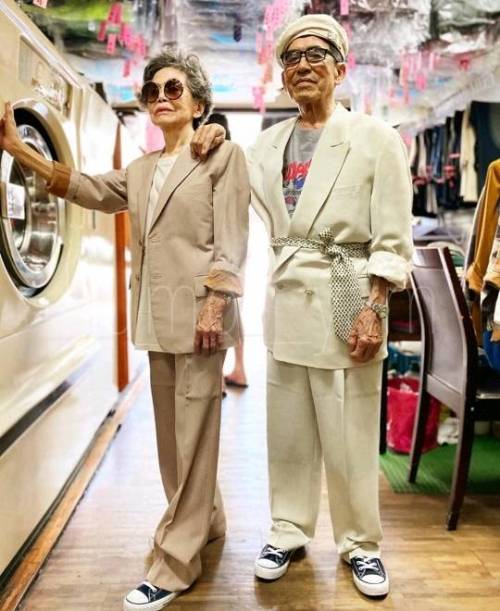 찾아가지 않은 세탁물로 할아버지 할머니 패션쇼 한 손자.jpg