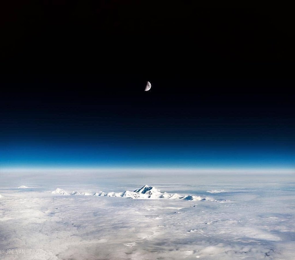 비행기에서 찍은 산맥과 구름 위의 달.jpg