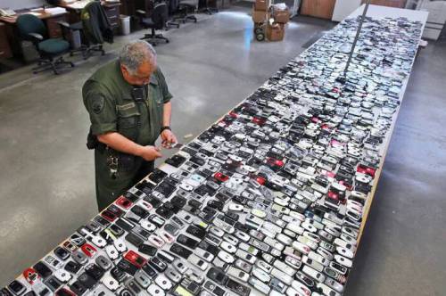 캘리포니아 교도소에서 검사로 적발된 휴대폰.jpg
