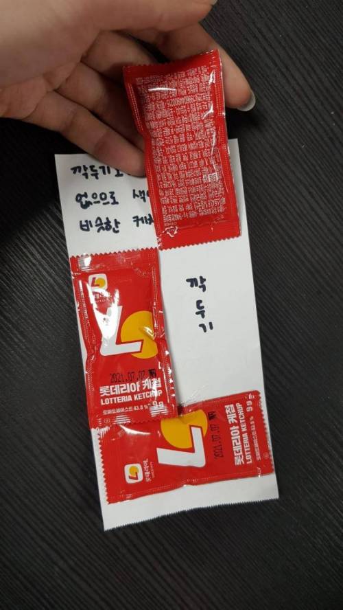 깍두기와 김치 요청을 받은 햄버거집의 대처.jpg