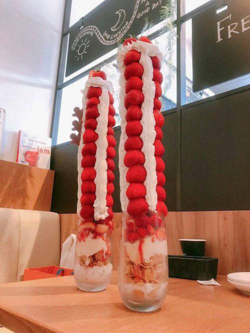 일본의 딸기파르페.jpg