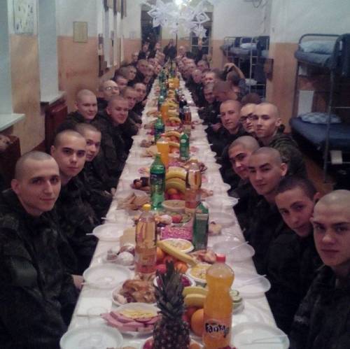 PTSD 오는 러시아군의 회식.jpg
