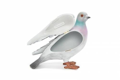 로에베 디자이너가 최근 출시한 신상 비둘기 클러치.jpg