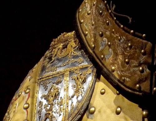 과거 프랑스가 약탈해와서 박물관에 전시 해놓고있는 건륭제의 갑옷