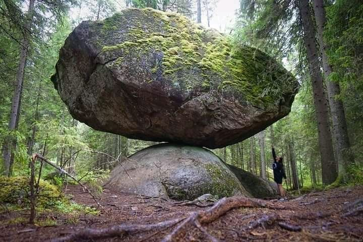 핀란드의 어느 바위.jpg